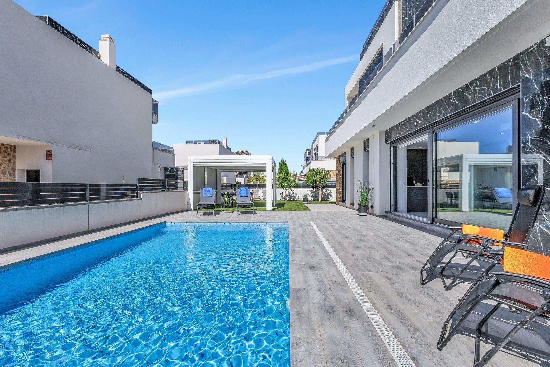 Villa en Torrevieja, Alicante, España 120 m2 No. 195884