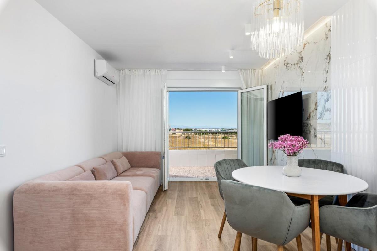 Apartment in Torrevieja, Alicante, Spain 2 bedrooms, 70 sq.m. No. 148981