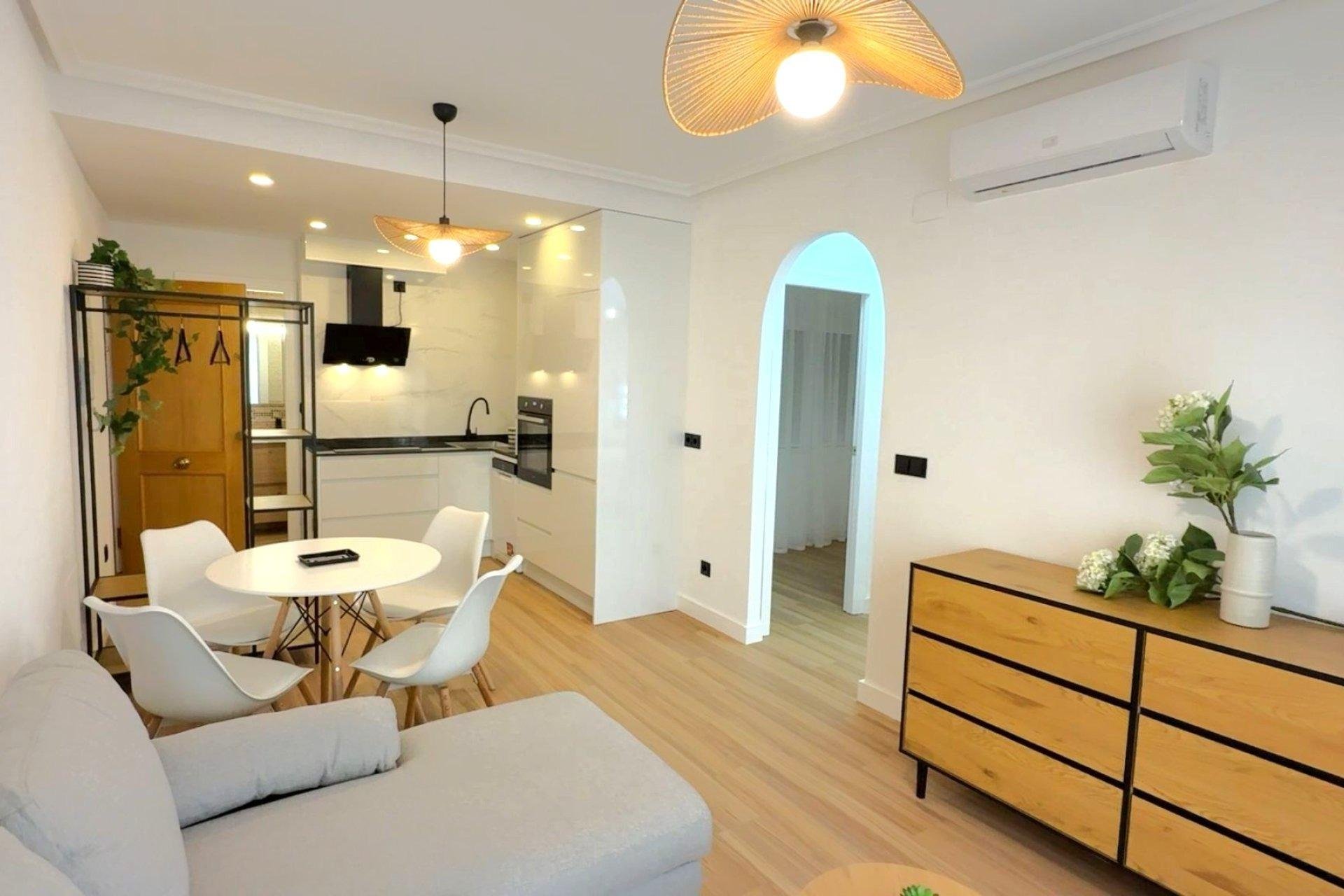 Apartamento en Torrevieja, Alicante, España 2 dormitorios, 50 m2 No. 184287