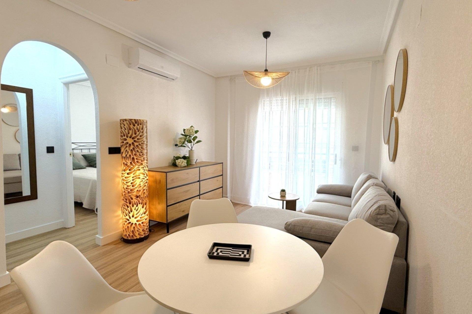 Apartamento en Torrevieja, Alicante, España 2 dormitorios, 50 m2 No. 184287