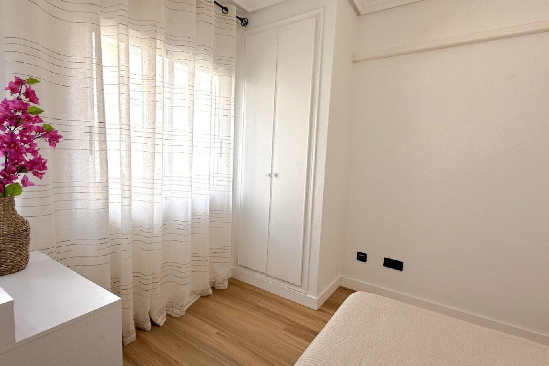 Apartamento en Torrevieja, Alicante, España 2 dormitorios, 50 m2 No. 184287