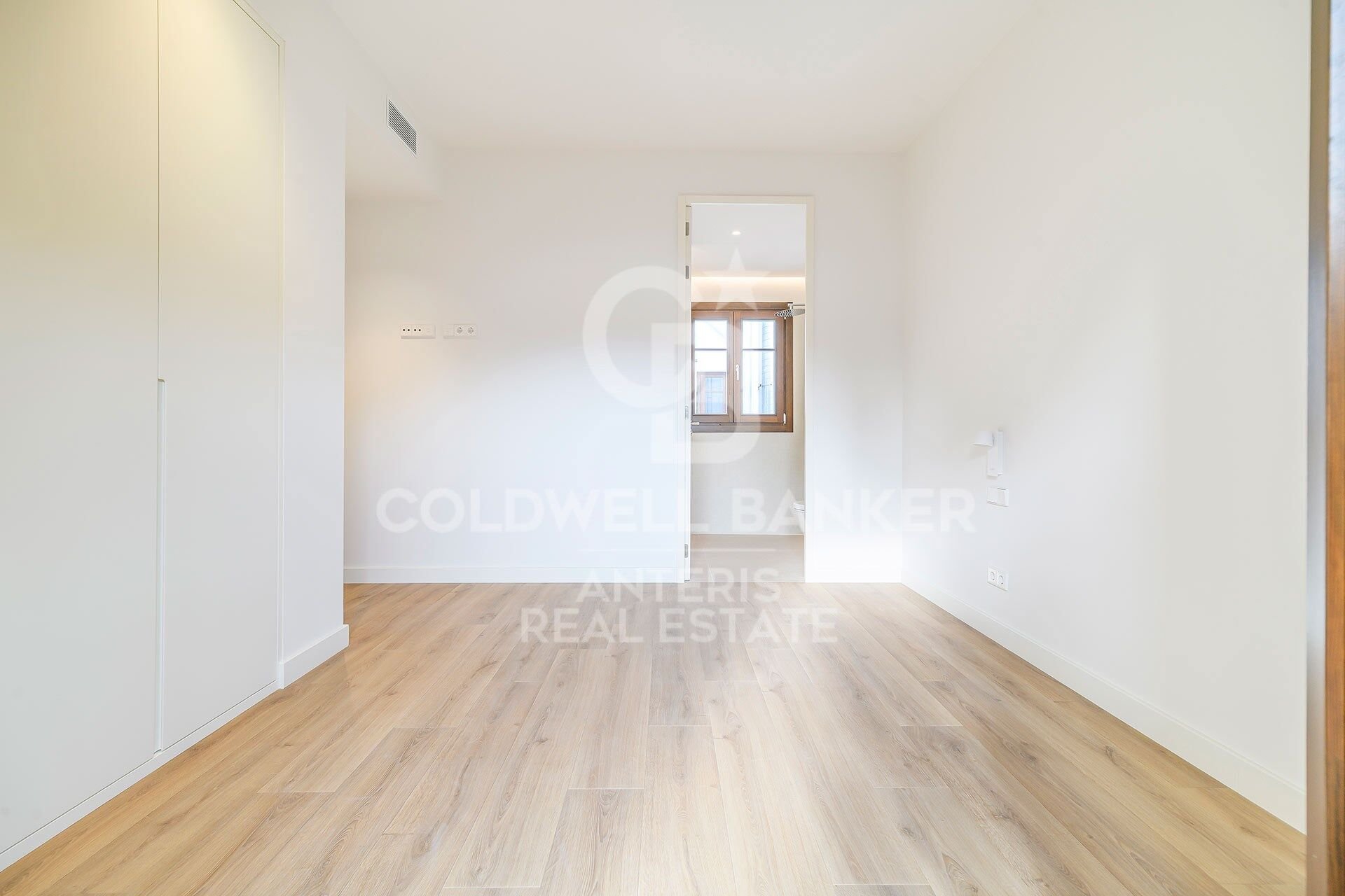 Takvåning i Barcelona, Spanien 2 sovrum, 93 kvm. Nr. 156956