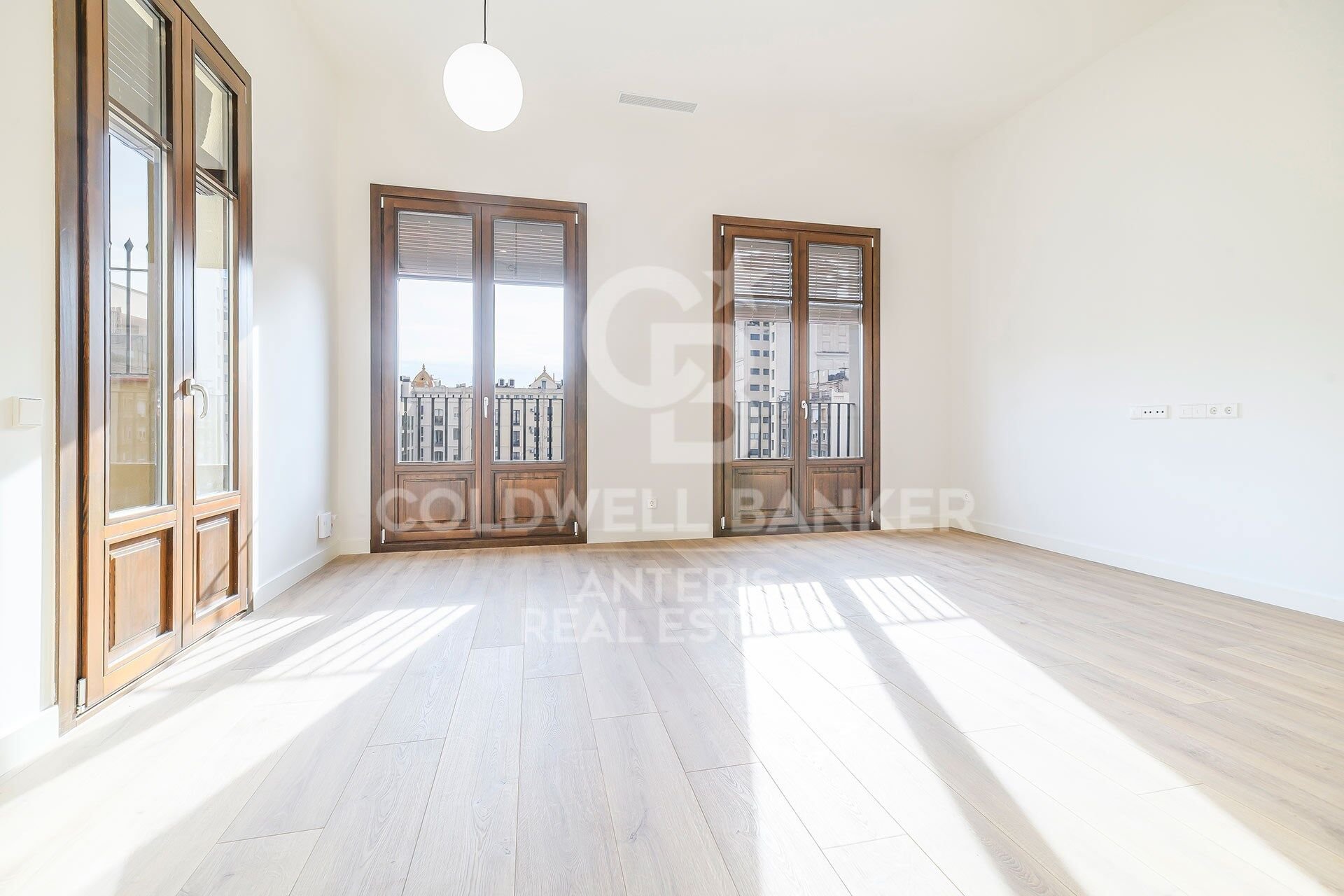 Takvåning i Barcelona, Spanien 2 sovrum, 93 kvm. Nr. 156956