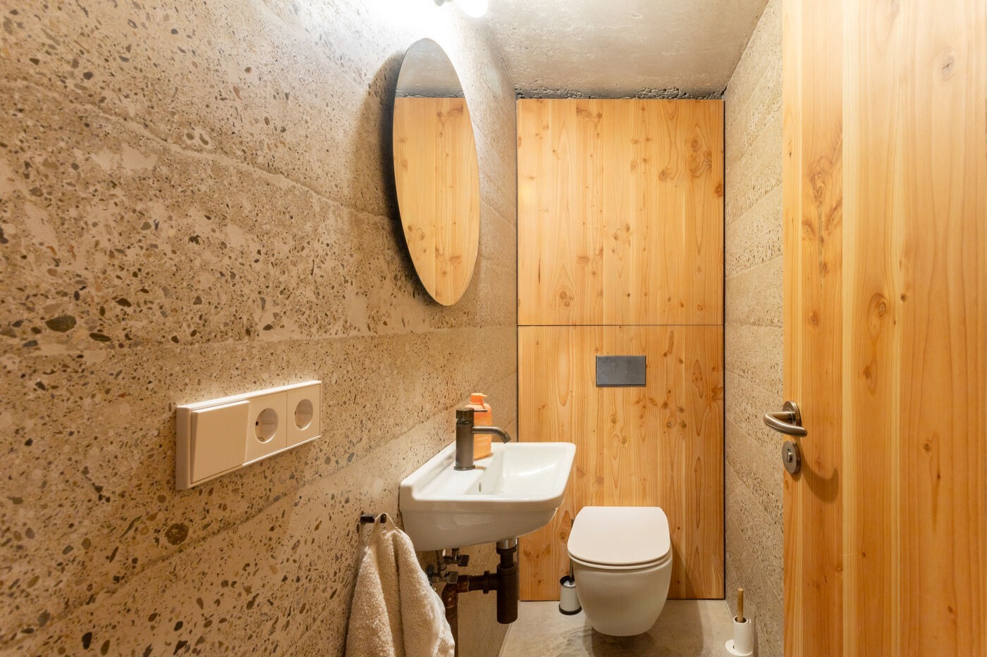 House in Barcelona, Spain 5 bedrooms,  No. 141051