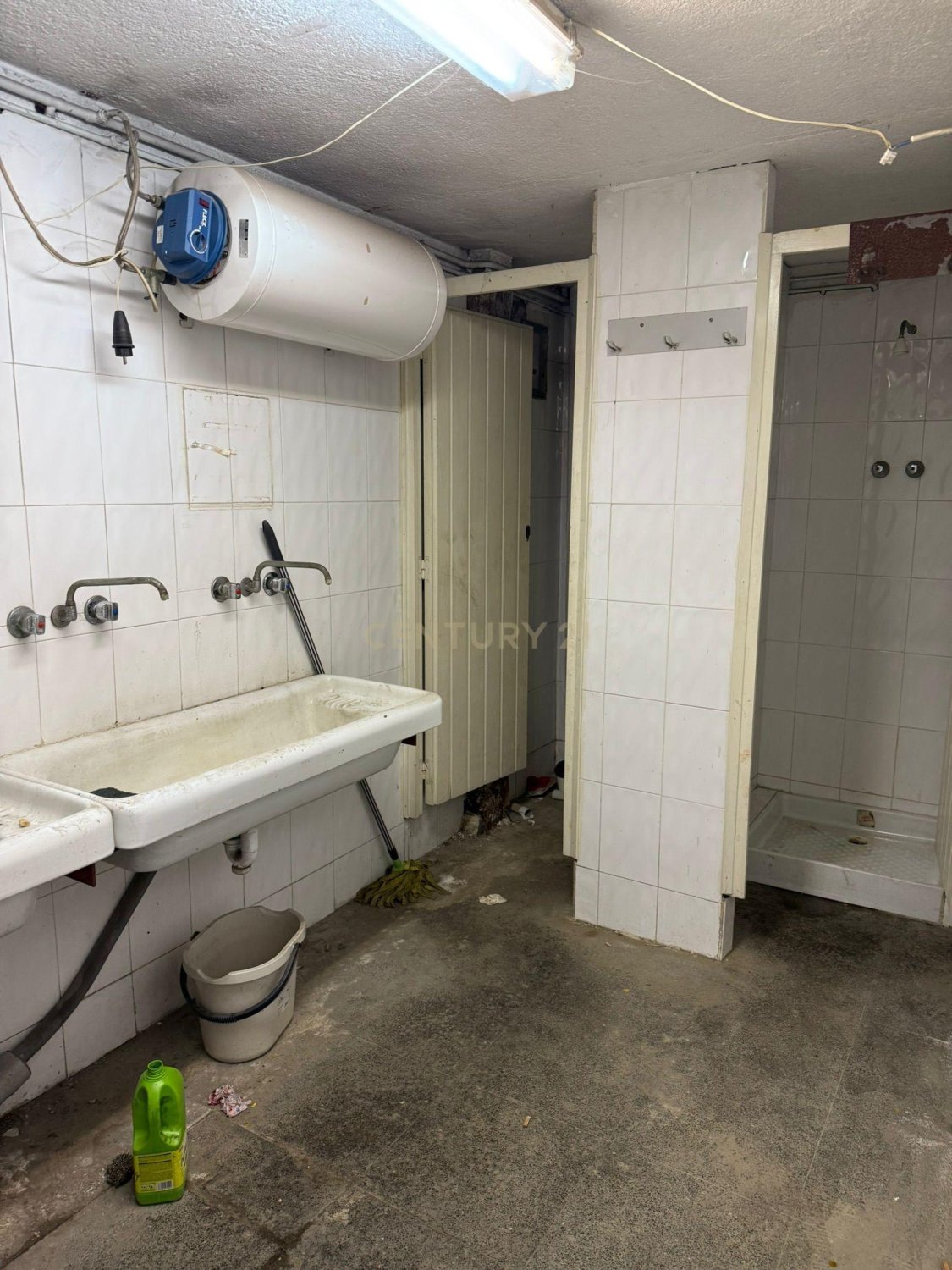 Liikekiinteistö Ripollet, Barcelona, Espanja 3342 m2 No. 166970