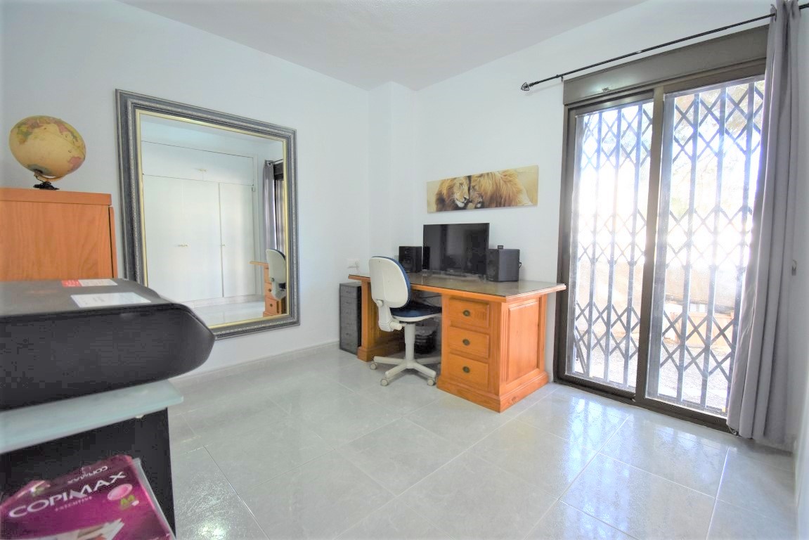 Villa in Villamartin, Alicante, Spanien 6 Schlafzimmer, 180 m2 Nr. 136976