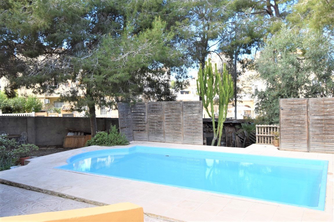 Villa in Villamartin, Alicante, Spanien 6 Schlafzimmer, 180 m2 Nr. 136976