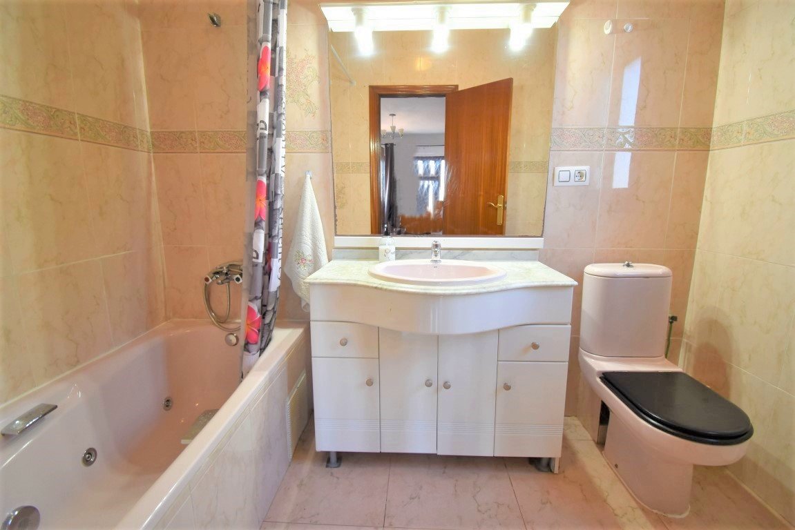 Villa in Villamartin, Alicante, Spanien 6 Schlafzimmer, 180 m2 Nr. 136976