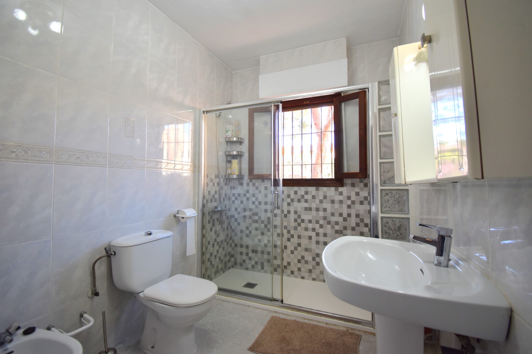 Villa in Villamartin, Alicante, Spanien 6 Schlafzimmer, 180 m2 Nr. 136976