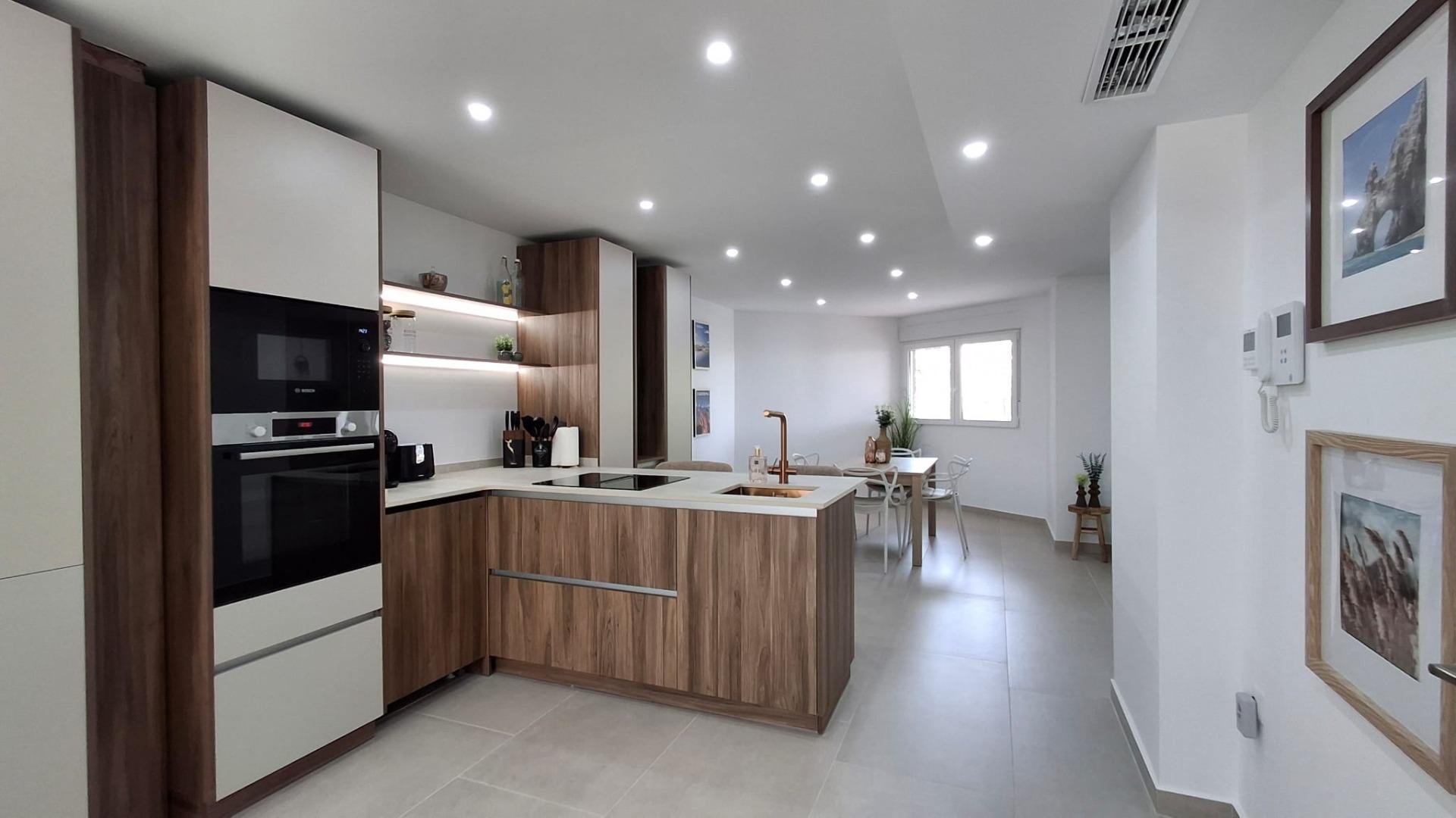 Apartamento en Torrevieja, Alicante, España 2 dormitorios, 105 m2 No. 189068