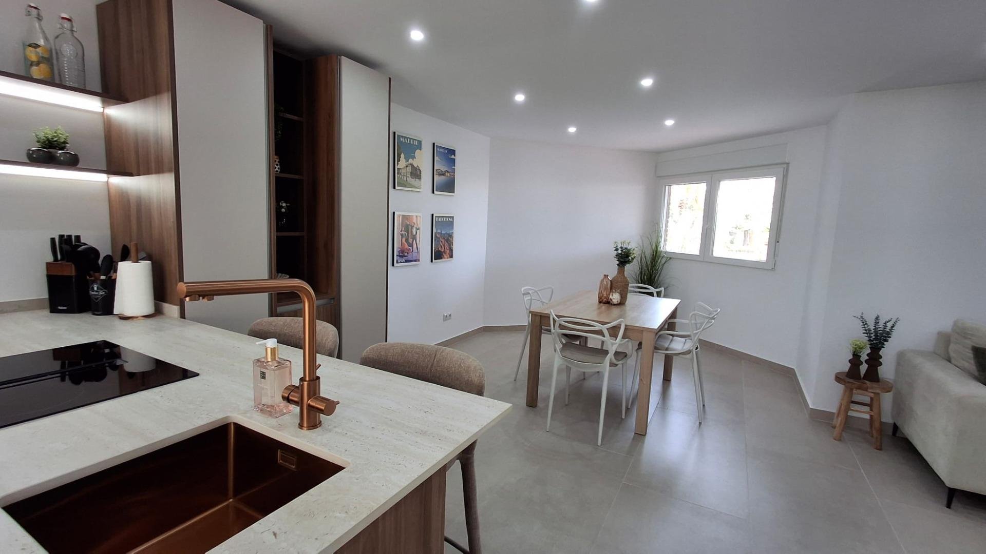 Apartamento en Torrevieja, Alicante, España 2 dormitorios, 105 m2 No. 189068
