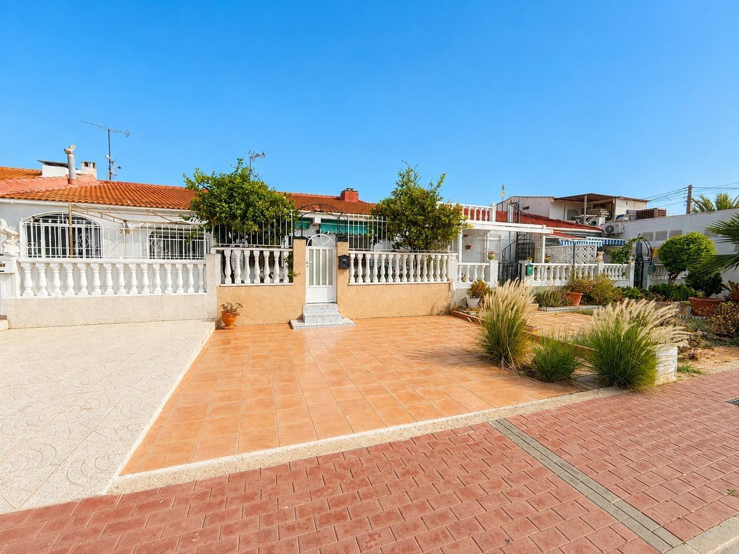 Bungalow en Torrevieja, Alicante, España 3 dormitorios, 52 m2 No. 195896