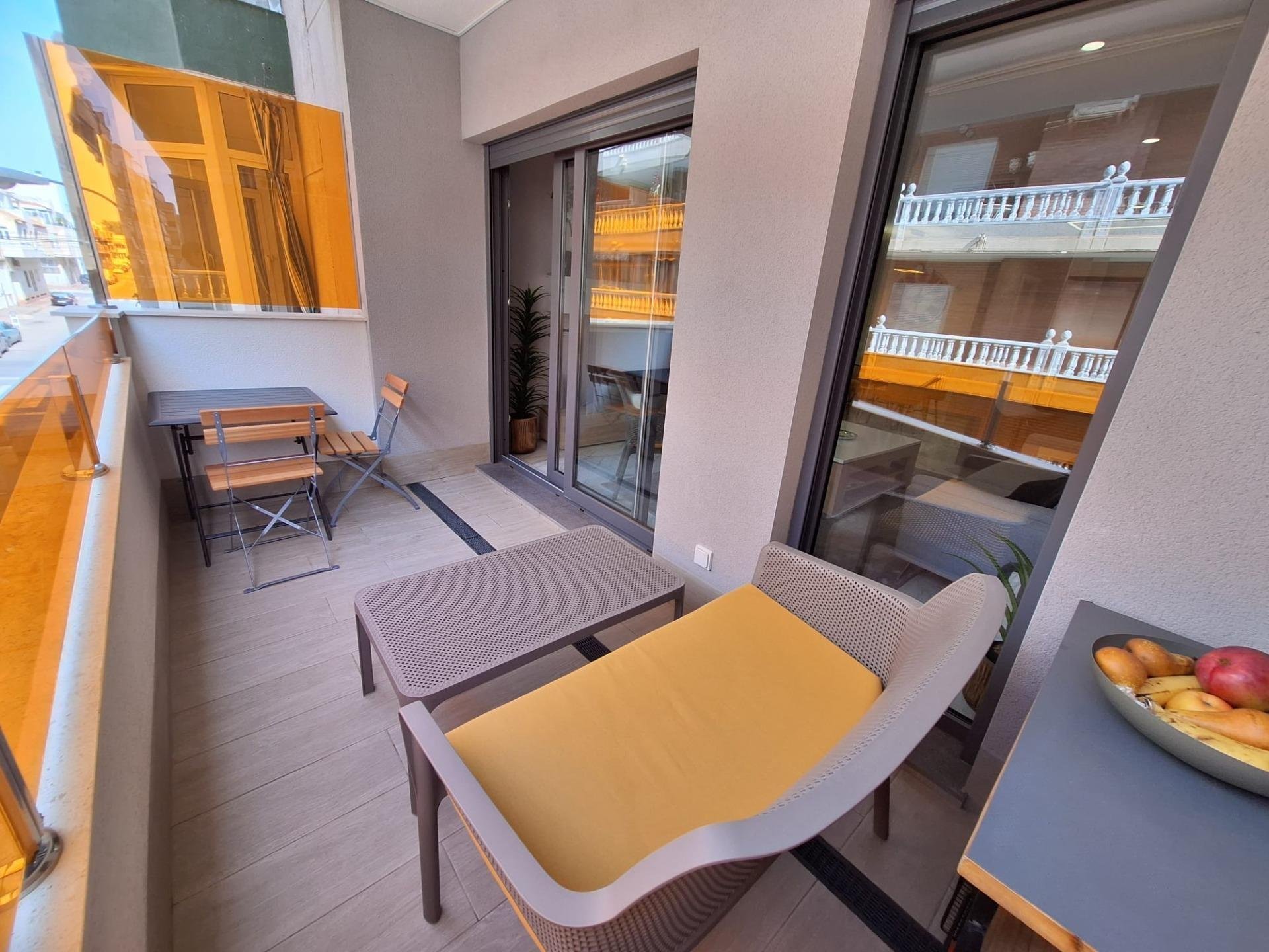 Apartamento en Torrevieja, Alicante, España 2 dormitorios, 77 m2 No. 113501