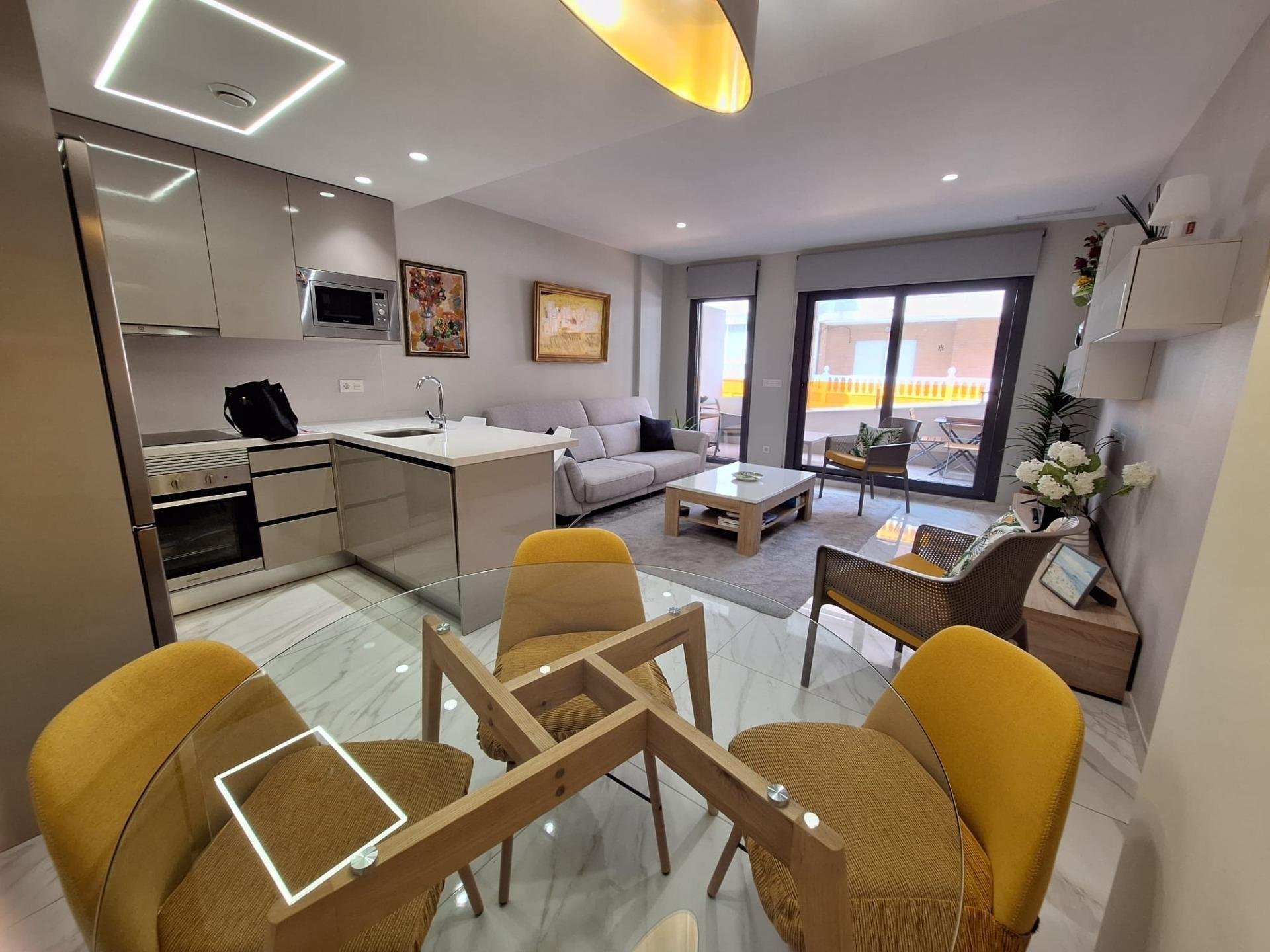 Apartamento en Torrevieja, Alicante, España 2 dormitorios, 77 m2 No. 113501