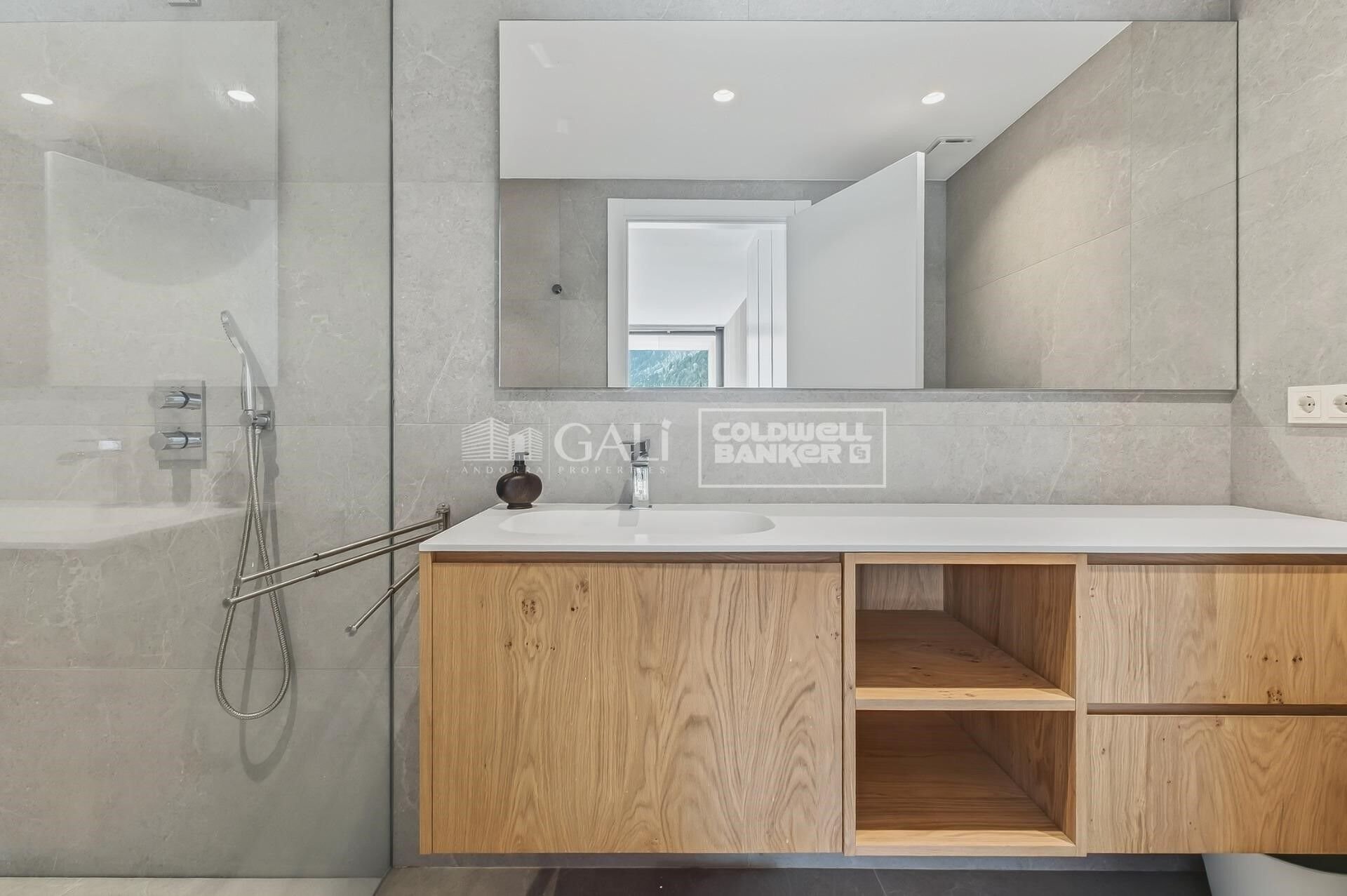 Apartamento en Principado De Andorra (Ninguna Poblacion Tiene C.P.), Lérida, España 4 dormitorios, 212 m2 No. 178551