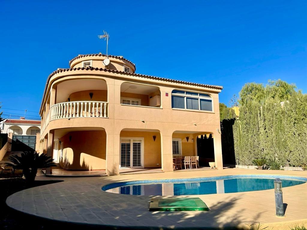 Villa à Torrevieja, Alicante, Espagne 4 chambres, 301 m2 No. 109249