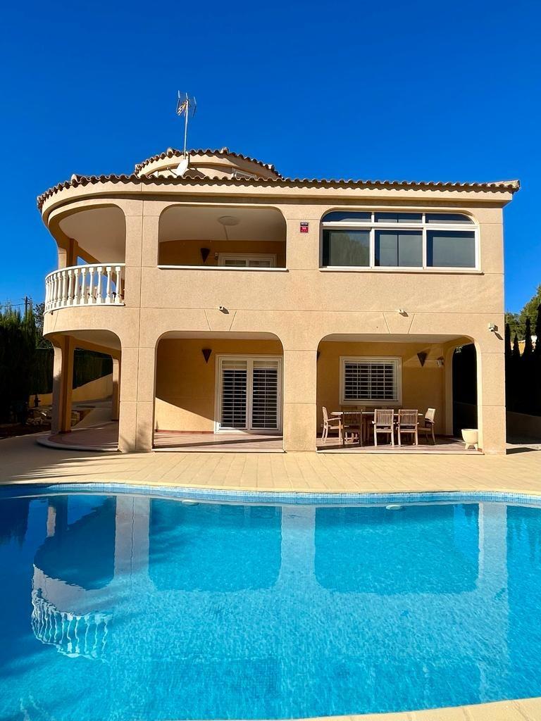 Villa à Torrevieja, Alicante, Espagne 4 chambres, 301 m2 No. 109249