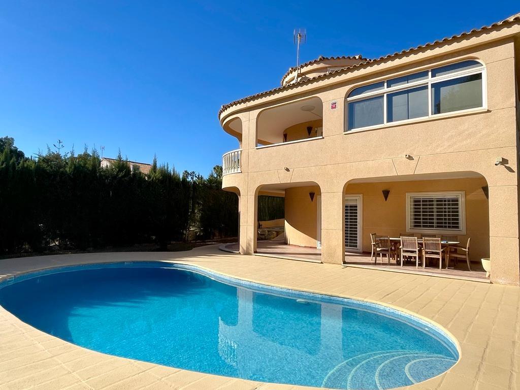 Villa à Torrevieja, Alicante, Espagne 4 chambres, 301 m2 No. 109249