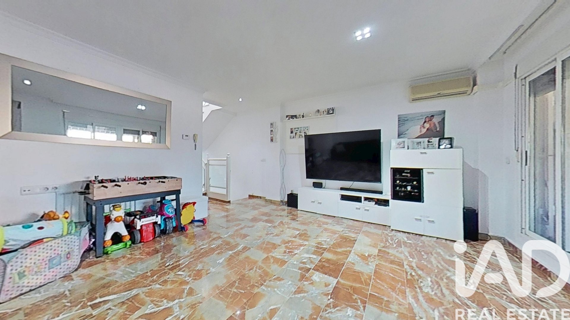 Kaupunkipientalo Castellon de la Plana, Castellon, Espanja 4 makuuhuonetta, 221 m2 No. 172821