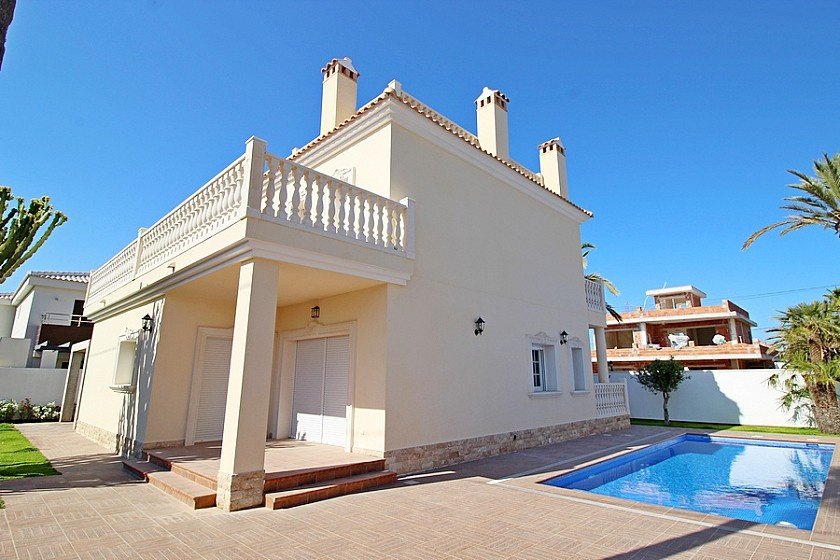 Villa en Cabo Roig, Alicante, España 5 dormitorios, 250 m2 No. 103700