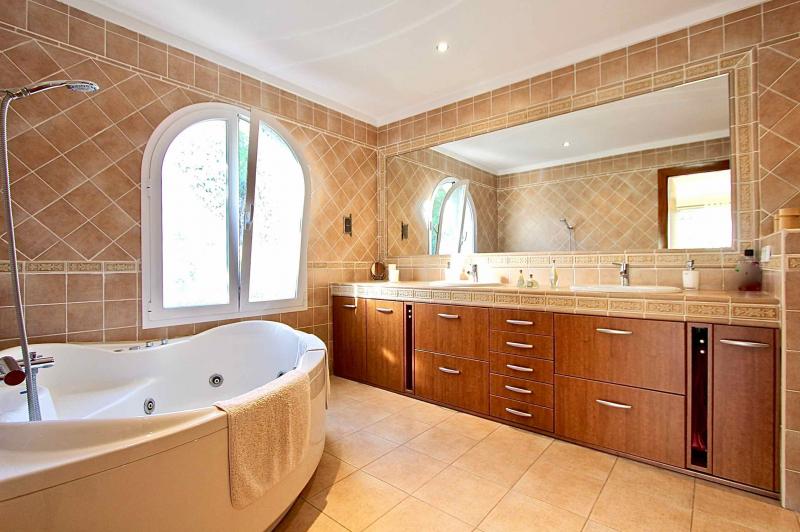 Villa en Santa Ponsa, Mallorca, España 5 dormitorios, 330 m2 No. 108971