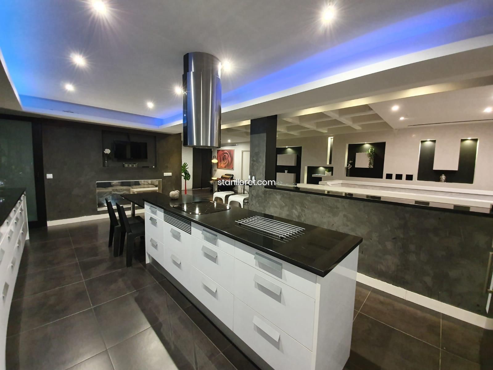 Villa in Girona, Spain 5 bedrooms, 340 sq.m. No. 104043