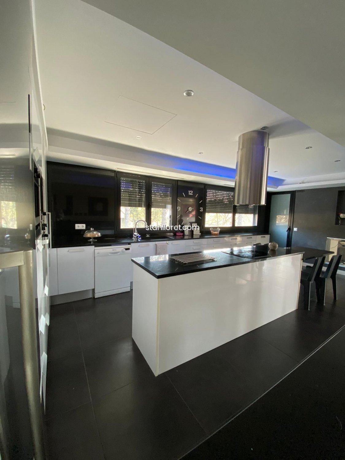Villa in Girona, Spain 5 bedrooms, 340 sq.m. No. 104043