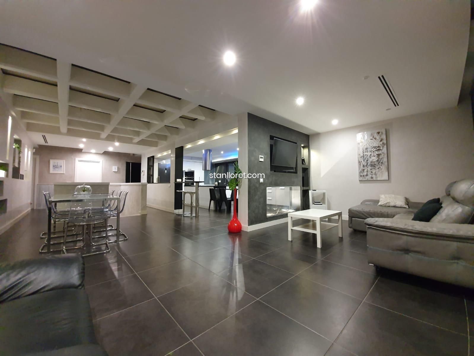 Villa in Girona, Spain 5 bedrooms, 340 sq.m. No. 104043