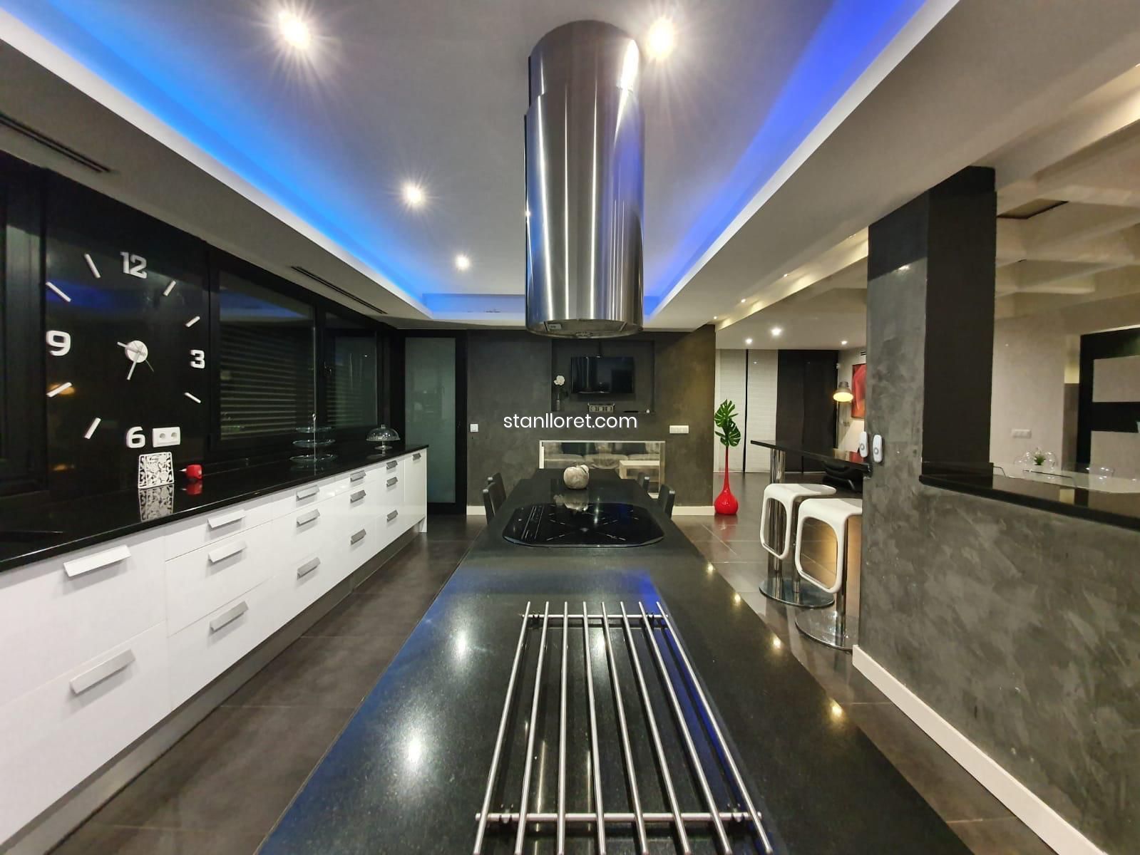Villa in Girona, Spain 5 bedrooms, 340 sq.m. No. 104043