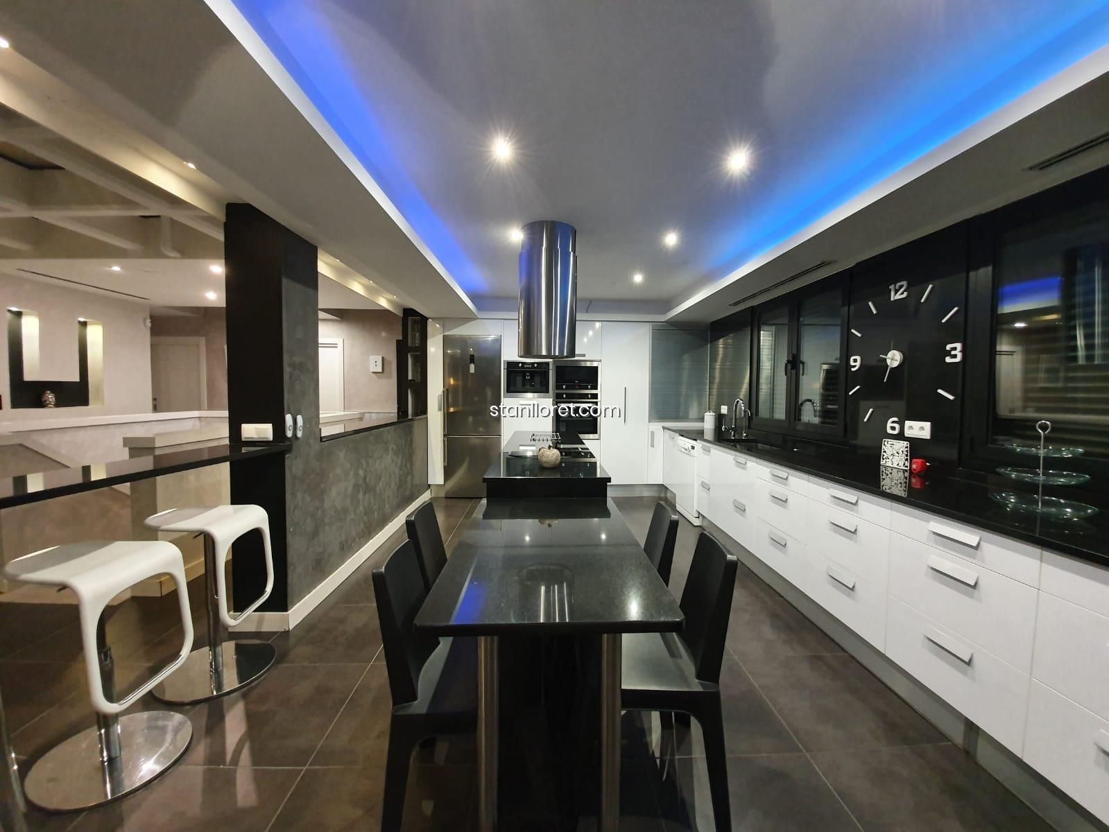 Villa in Girona, Spain 5 bedrooms, 340 sq.m. No. 104043
