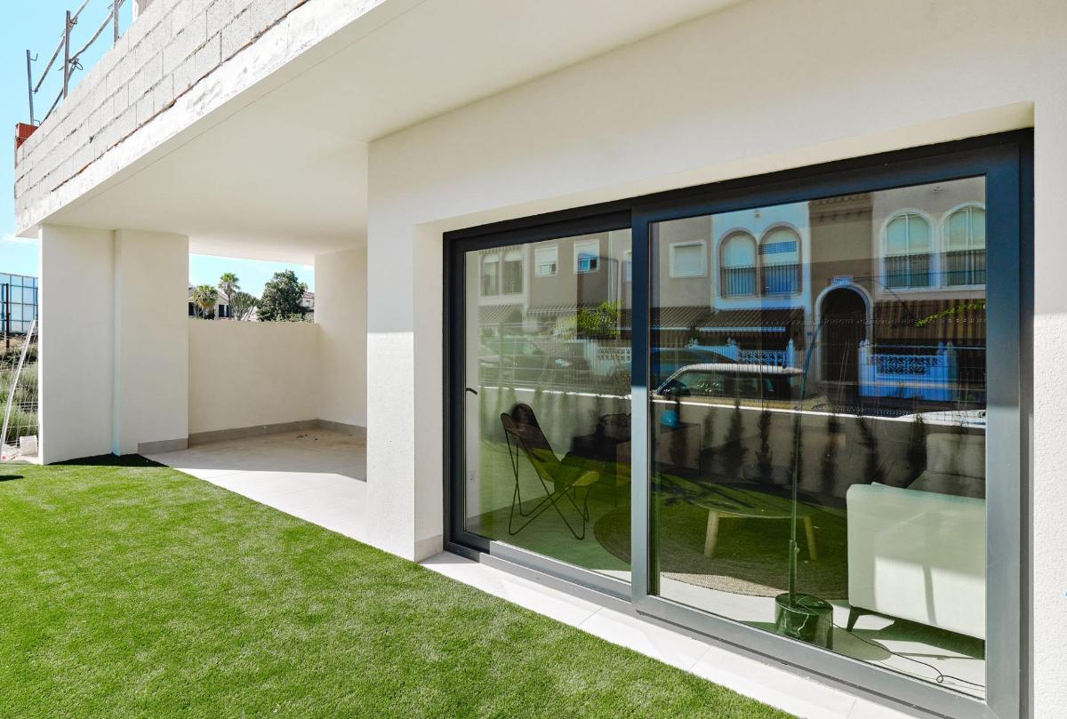 Bungalow en Torrevieja, Alicante, España 3 dormitorios, 155 m2 No. 104101