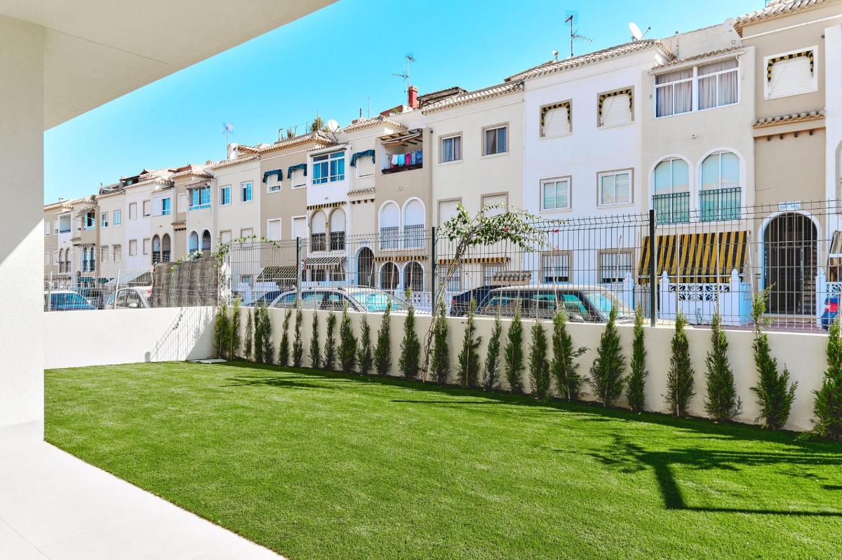 Bungalow en Torrevieja, Alicante, España 3 dormitorios, 155 m2 No. 104101