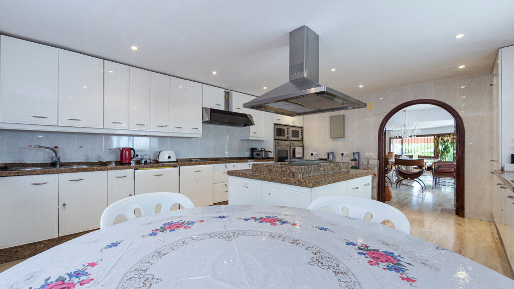 Huvila Estepona, Malaga, Espanja 6 makuuhuonetta, 594.55 m2 No. 106299