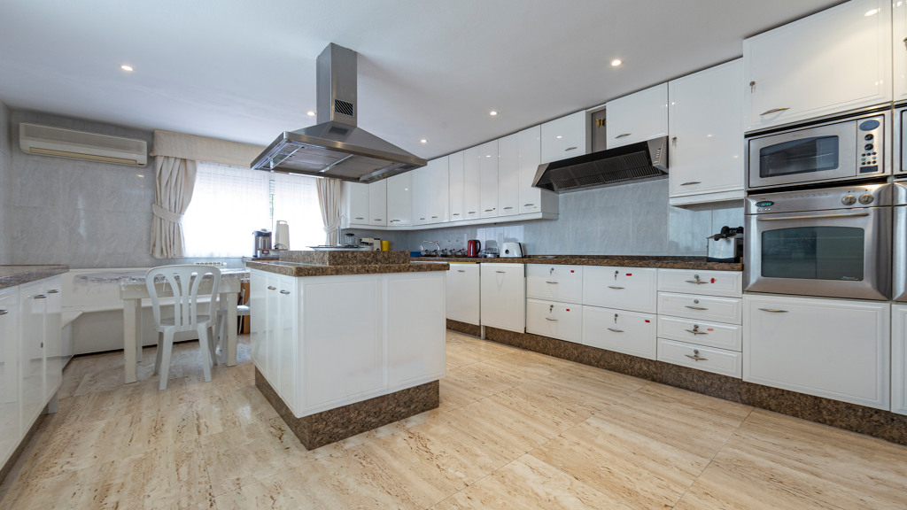 Huvila Estepona, Malaga, Espanja 6 makuuhuonetta, 594.55 m2 No. 106299