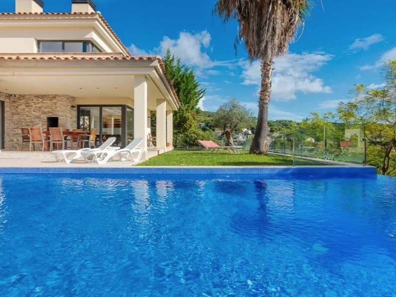 Hus i Lloret de Mar, Girona, Spanien 4 sovrum, 300 kvm. Nr. 22817
