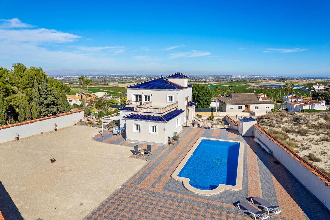 Villa in Almoradi, Alicante, Spain 4 bedrooms, 380 sq.m. No. 91738