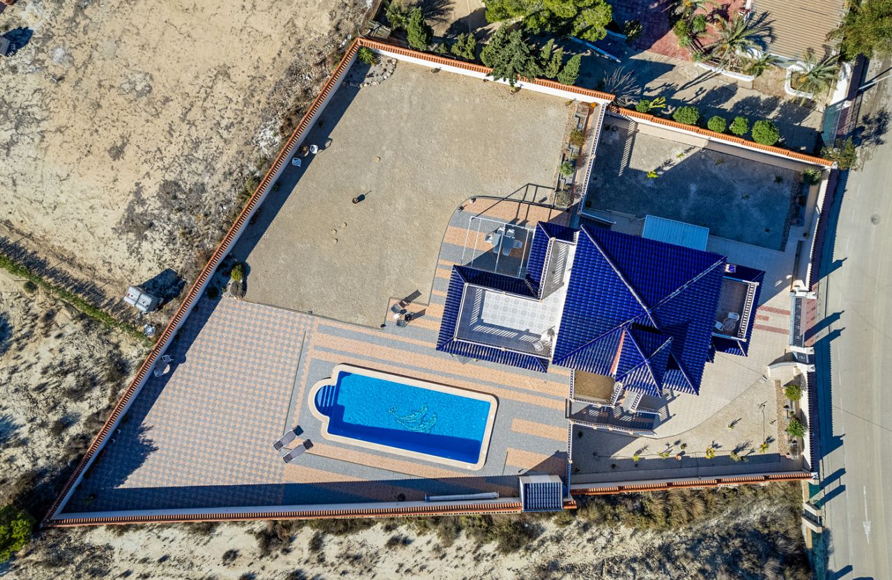 Villa in Almoradi, Alicante, Spain 4 bedrooms, 380 sq.m. No. 91738