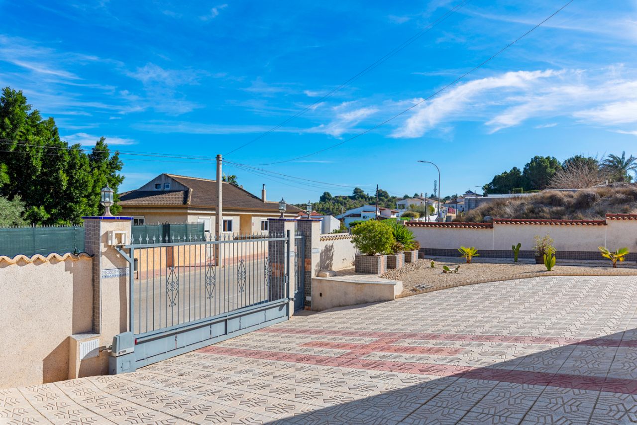 Villa in Almoradi, Alicante, Spain 4 bedrooms, 380 sq.m. No. 91738