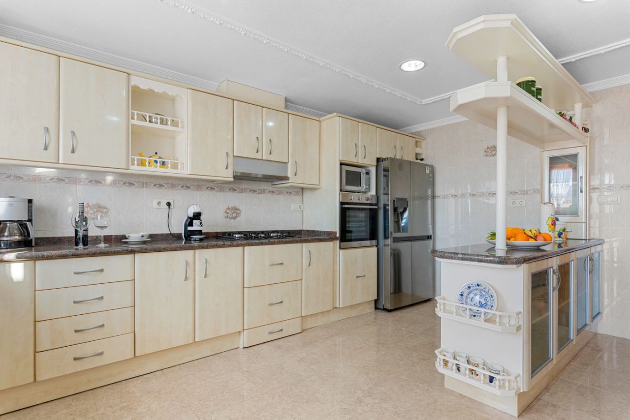 Villa in Almoradi, Alicante, Spain 4 bedrooms, 380 sq.m. No. 91738