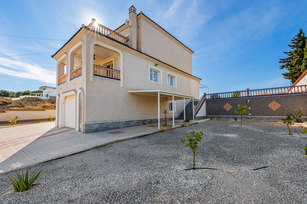 Villa in Almoradi, Alicante, Spain 4 bedrooms, 380 sq.m. No. 91738