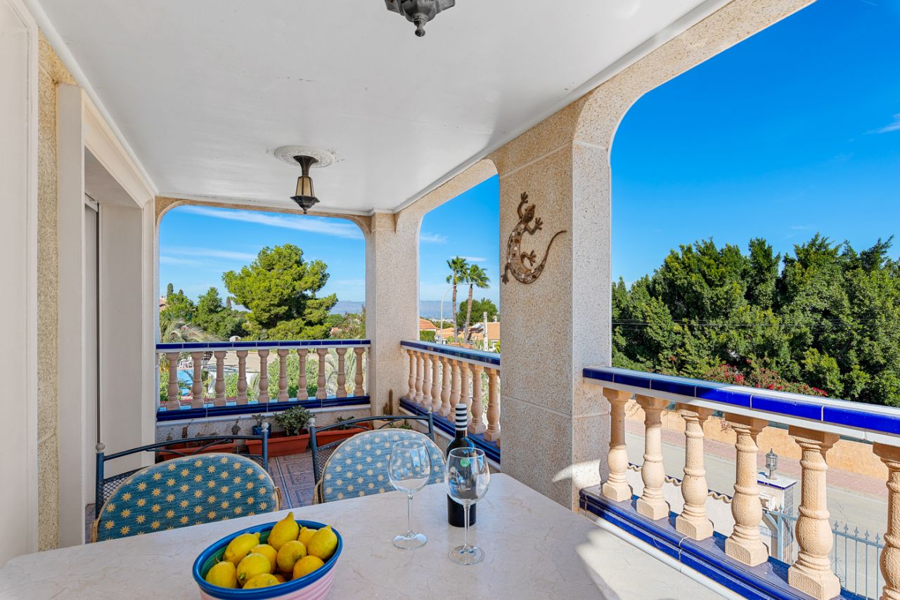 Villa in Almoradi, Alicante, Spain 4 bedrooms, 380 sq.m. No. 91738