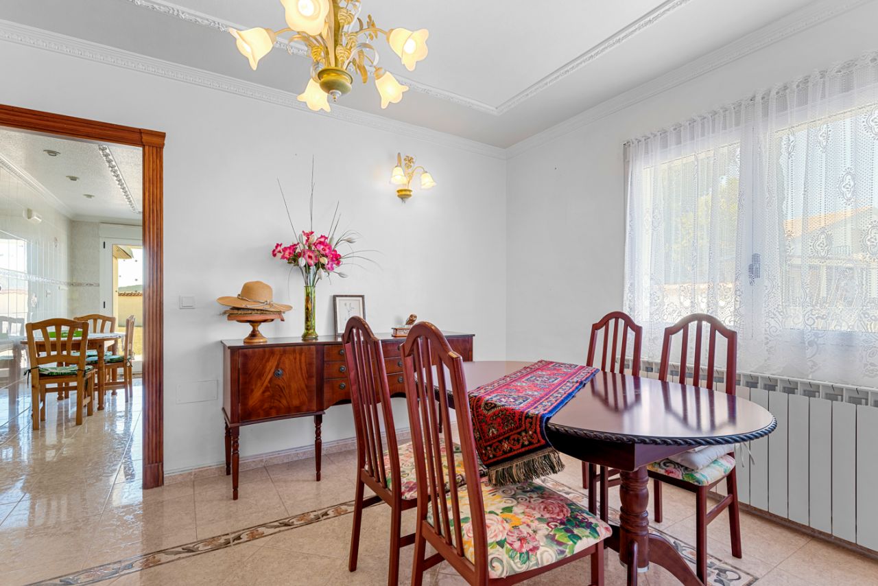 Villa in Almoradi, Alicante, Spain 4 bedrooms, 380 sq.m. No. 91738
