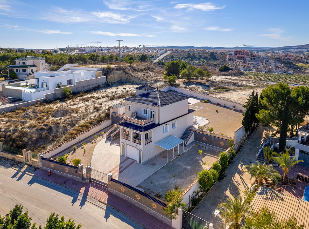 Villa in Almoradi, Alicante, Spain 4 bedrooms, 380 sq.m. No. 91738