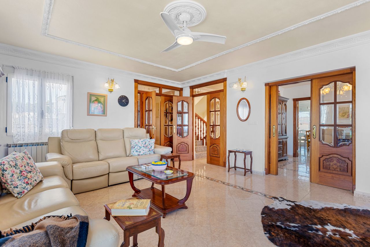 Villa in Almoradi, Alicante, Spain 4 bedrooms, 380 sq.m. No. 91738