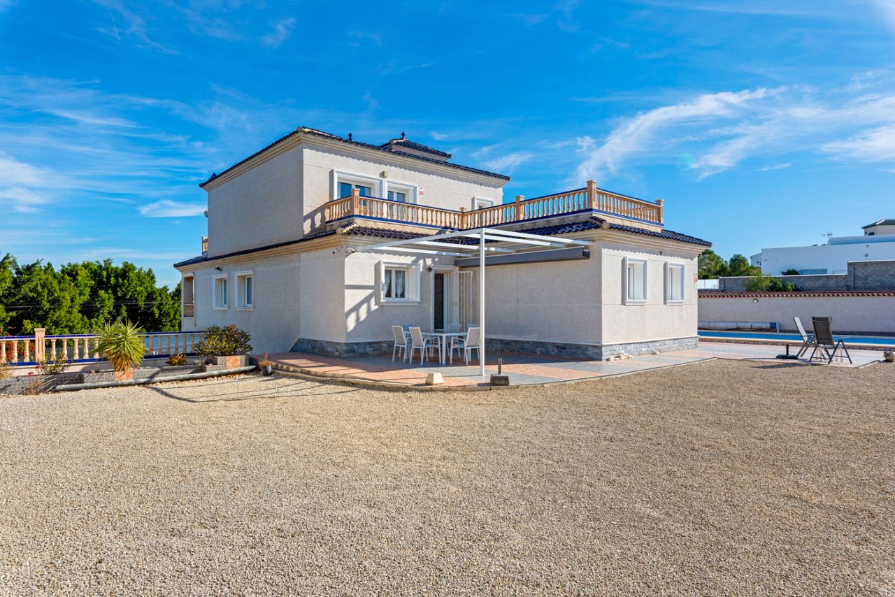 Villa in Almoradi, Alicante, Spain 4 bedrooms, 380 sq.m. No. 91738