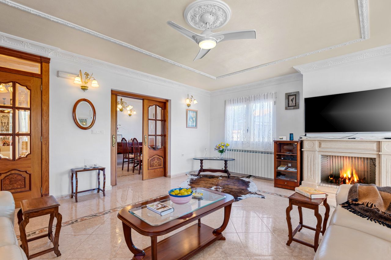 Villa in Almoradi, Alicante, Spain 4 bedrooms, 380 sq.m. No. 91738