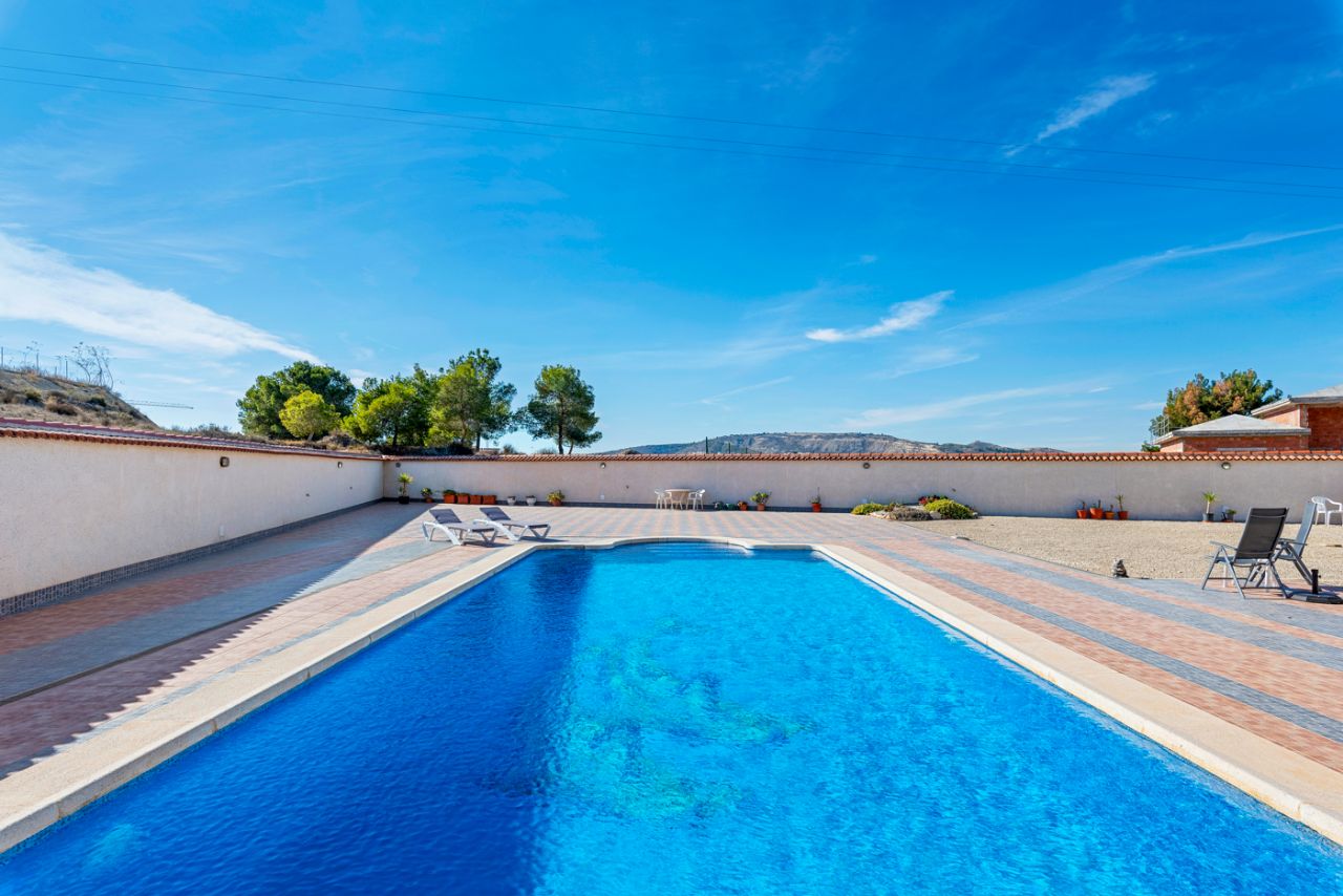 Villa in Almoradi, Alicante, Spain 4 bedrooms, 380 sq.m. No. 91738