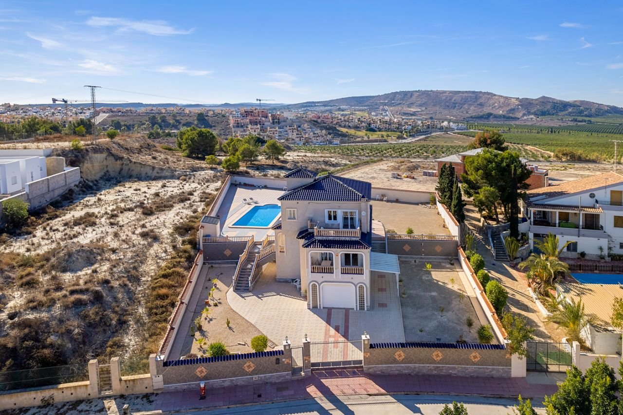 Villa in Almoradi, Alicante, Spain 4 bedrooms, 380 sq.m. No. 91738