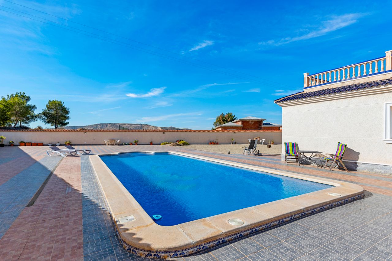 Villa in Almoradi, Alicante, Spain 4 bedrooms, 380 sq.m. No. 91738