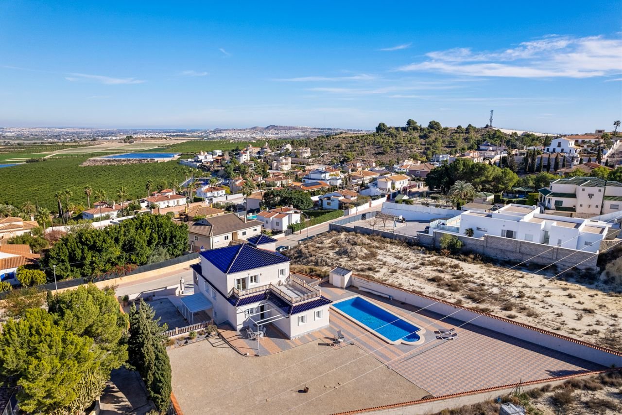 Villa in Almoradi, Alicante, Spain 4 bedrooms, 380 sq.m. No. 91738